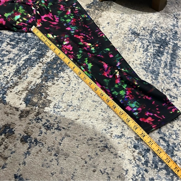 NWT Fabletics Chroma Multi-Colored A Cut Above the Rest Salar Capris Size XL - Picture 8 of 8